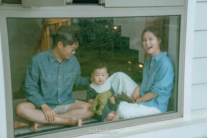FAMILY / IN THE VILLA / MORNING